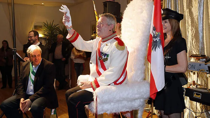 Bürgermeister Werner Gutzwar (links) hatte „Audienz bei seiner Majestät“ im Fürstenfelder Hof