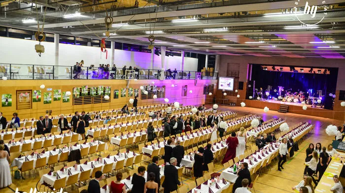 "Endorphine - beflügelt zum Diplom" lautete das Motto der Absolventinnen und Absolventen der Gesunheits- und Krankenpflegeschule. Die Glückshormone waren am Samstagabend (14.1.2017) in der Ottersbachhalle deutlich zu spüren - eine rauschende Ballnacht.