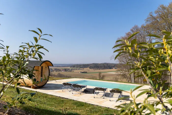 Ruhezone: beheizbarer Pool und Fass-Sauna.