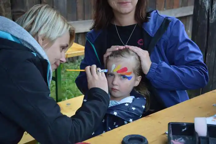 Das Basteln breiter Lederarmbänder und Kinderschminken durfte nicht fehlen.