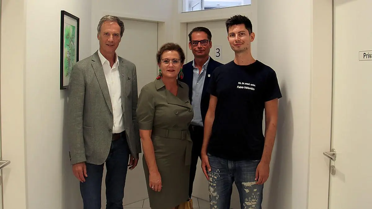 Zum 1-Jahr-Jubiläum bekam Fabio Valentin (r.) Besuch von der Stadtgemeinde um Fritz Kratzer, Monika Vukelic-Auer und Matthäus Bachernegg