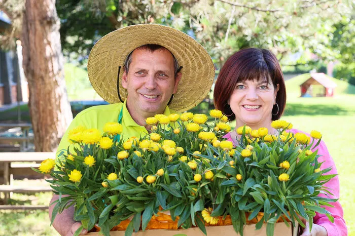 Die Obfrau der Fördergemeinschaft Garten, Margarita Messner-Fritzl, und einer der Floris, die die Kinder besuchten.