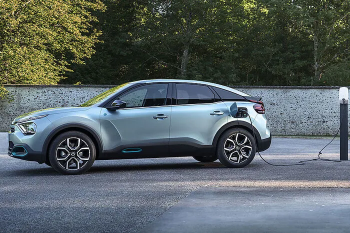 Mit einer Länge von 4,36 Metern überragt er den C4 Cactus um ganze 19 Zentimeter, in der Breite misst er 1,8 und in der Höhe 1,53 Meter. Der Radstand streckt sich auf 2,67 Meter, weshalb sich hinter den Passagieren auch ein Kofferraumvolumen von 380 Litern ausgeht.