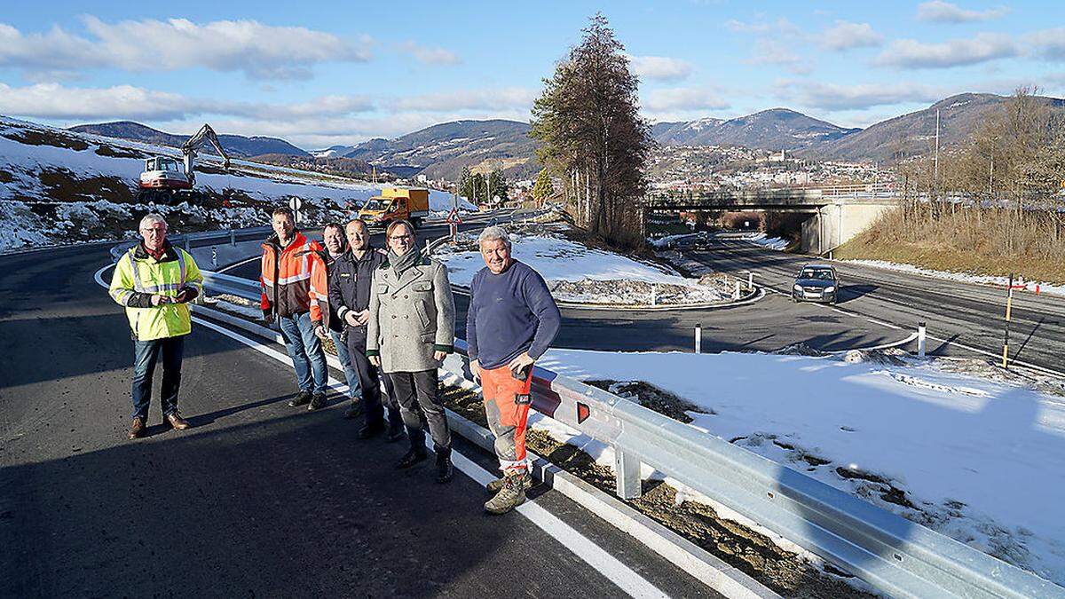 Die Rampe Weiz West ist fertig. Von der B72 (rechts im Bild) kann man jetzt unter der Brücke hindurch auch in die Marburgerstraße einbiegen