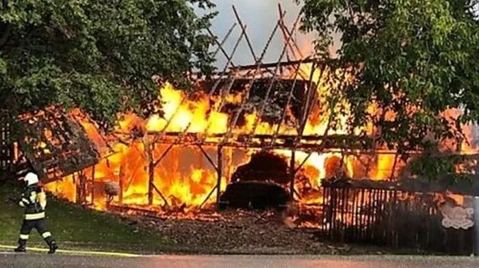 Das Wirtschaftsgebäude stand in Vollbrand