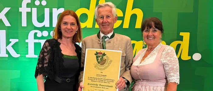 Josef Kowald mit Simone Schmiedtbauer und Manuela Khom