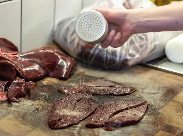 Die Leber wird vor dem Rösten mit Zwiebel ordentlich mit Salz und Pfeffer gewürzt.