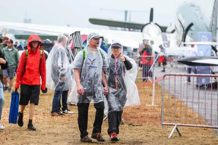 Entsprechend sind die Besucherinnen und Besucher mir Regenhaut oder Schirm unterwegs.