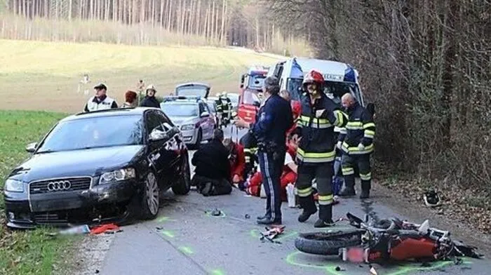 Der 15-jährige Mopedlenker wurde beim Unfall schwer verletzt
