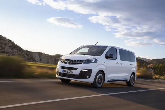 Und die Technik ist clever: Der Zafira Life fährt gleich in drei Längen vor – als „Small“-Variante mit 4,60 Meter Länge, als „Medium“ mit 4,95 Meter sowie als „Large“ mit 5,30 Meter – und bietet jeweils bis zu neun Personen Platz.