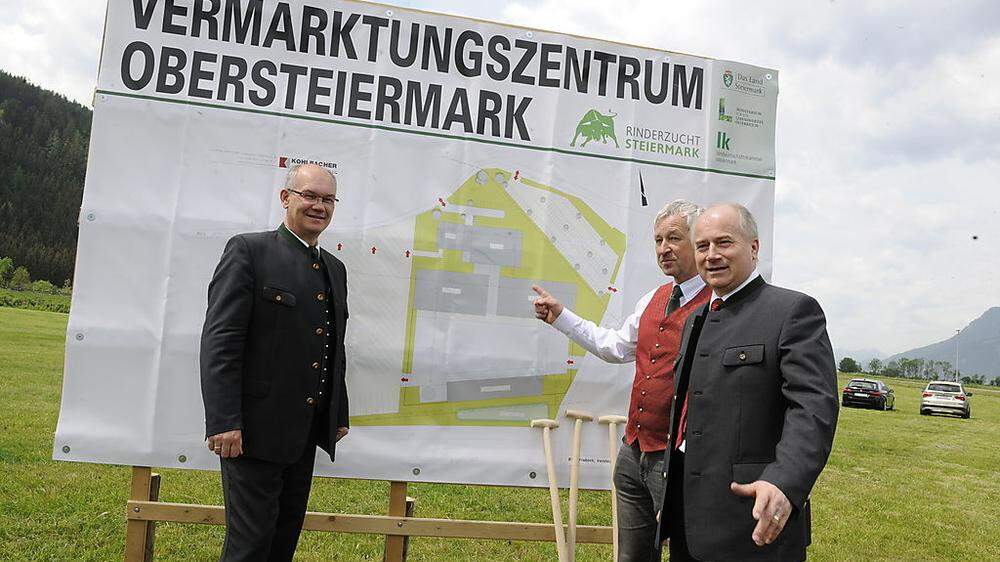 Joachim Lackner, Bürgermeister von Traboch, Johann Derler, Obmann Rinderzucht Steiermark, Landerat Hans Seitinger (von links)