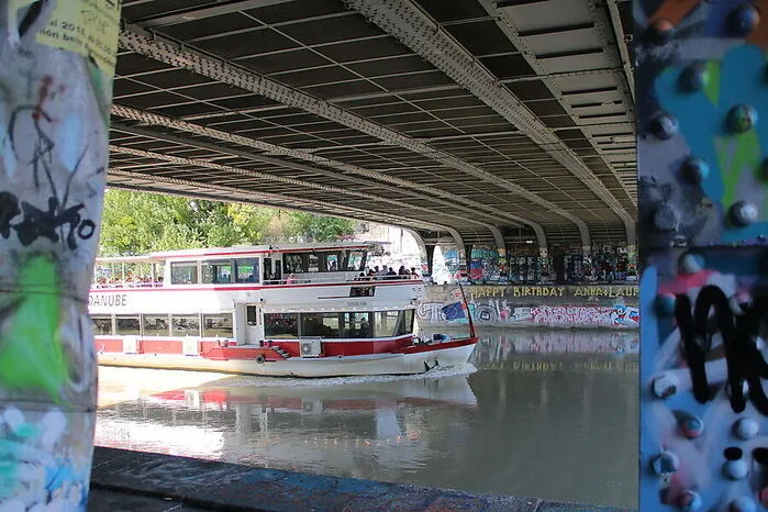 Die Street-Art am Donaukanal kann man nun auch vom Wasser aus beobachten: auf einer 75-minütigen Street Art River Cruise der MS Blue Danube mit Expertise, Mi.–Fr., 16 Uhr. Mit dem neuen Twin City Liner dauert die Fahrt von Wien nach Bratislava neuerdings kurze 75 Minuten.