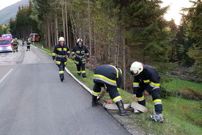 Nach Eintreffen der FF Abtei wurde mit dem Erstangriff und die Errichtung einer Zubringerleitung begonnen. Die FF Gallizien unterstützte die Erstangriffsphase. Weiters wurde eine Einsatzleitung gebildet. Unmittelbar nach Errichtung eines Atemschutzsammelplatzes wurde erfolgreich nach den 2 vermissten Personen gesucht.