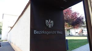 Wegen Körperverletzung muss sich der Angeklagte vor Gericht verantworten