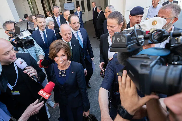 "Wenn es Medienkontakt gibt, nur mit Fachjournalisten."- ... Sie empfiehlt, nicht mit jedem dahergelaufenen Redakteur zu plaudern.