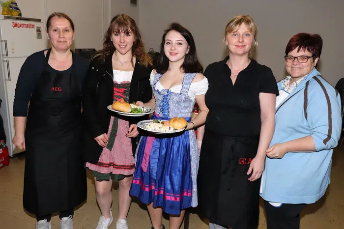 Für das Wohl der zahlreichen Gäste war Manuela Fabro (Zweiter von rechts) vom Gasthaus Sonnwirt mit ihrem Team zuständig.