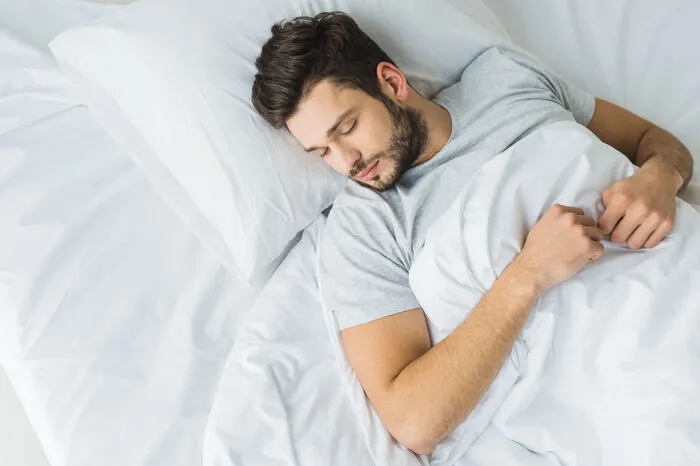 Auch, wenn es der Hitze wegen verlockend ist, sollte man – aus hygienischen Gründen – nicht nackt schlafen. Lieber auf einen dünnen Pyjama aus Seide, Baumwolle, oder Leinen zurückgreifen. Auch bei der Bettwäsche sollte auf die gleichen Materialien gesetzt werden.