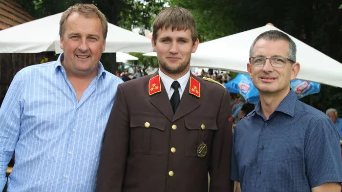 Als Feuerwehrhauptmann war Gerhard Niederl (mi.) für die Organisation zuständig. Auch Reinhold Ebner, Bürgermeister von St. Peter/O (li.) und Vizebürgermeister Helfried Otter (re.) ließen sich das Fest nicht entgehen.