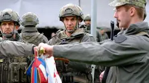 Soldaten bei der Angelobung in Lienz | Feierlicher Augenblick: Die Soldaten gelobten in der Lienzer Haspinger-Kaserne, die Republik Österreich und ihr Volk zu schützen 