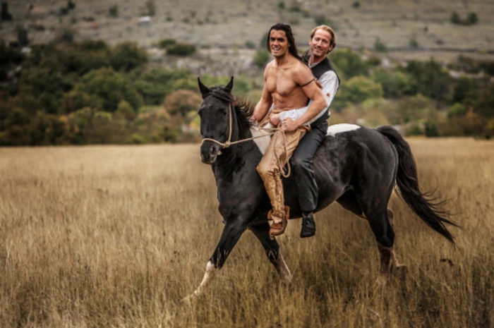 Wo Winnetou ist, kann Old Shatterhand (Wotan Wilke Möhring) nicht weit sein. In der Neuversion teilen sich die beiden hier sogar ein Pferd.