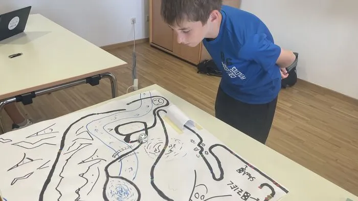Valentin hat einen Parcours für einen Roboter gezeichnet