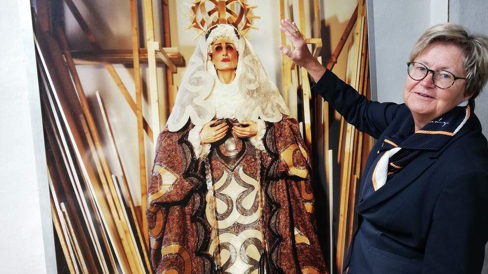 Erika Schuster vor der „Madonna del Arte“ von Irene Andessner in der Stadtpfarrkirche