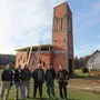Baukoordinator Johann Absenger (2.v.l.) mit freiwilligen Helfern vor der Kirche, bei der die Gleiche erreicht wurde