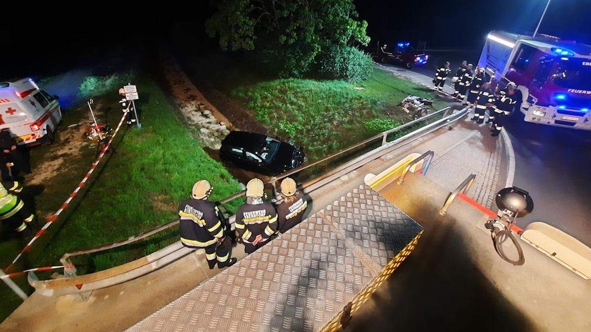 Ein 20-jähriger Mann landete mit seinem Auto in einem Bachbett