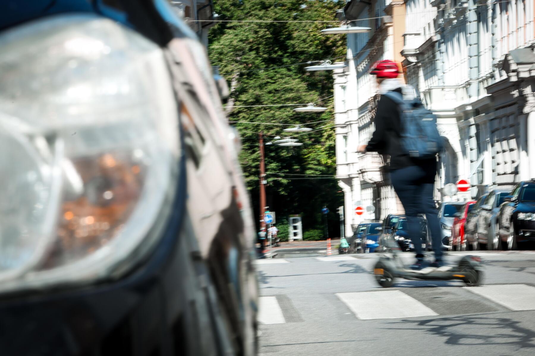 Grazerin (37) verletzt: Auto stieß beim Linksabbiegen gegen E-Scooter