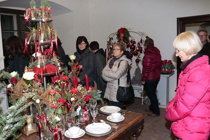 Martin und Renate Zwanzger mit ihren Mitarbeiterinnen suchten sich auch heuer wieder eine besondere Kulisse aus, um die Gäste mit weihnachtlichen Düften und Klängen sowie mit kunstvoller Floristik auf das bevorstehende Weihnachtsfest einzustimmen.