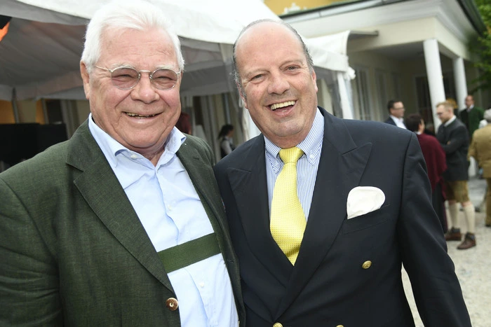 Ulf Staber feiert demnächst einen runden Geburtstag, er holte sich für die in Spittal im Autohaus geplante Geburtstagsfeier schon Tipps von Alexander Tacoli.