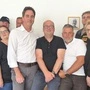 Zahlreiche Menschen drängen sich auf ein Bild 