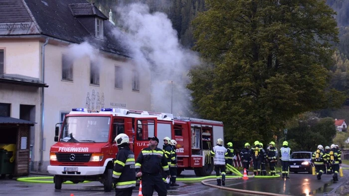 Vier Feuerwehren waren bei einer großen Übung in Radmer im Einsatz, als ein Brand in der ehemaligen Volksschule ausgebrochen war. Das war die Übungsannahme für die Feuerwehren des Abschnitts Eisenerz.