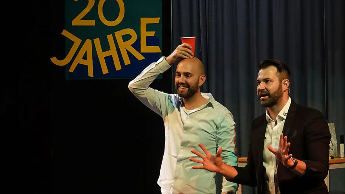 Magier Christoph Kulmer (rechts) mit einem freiwilligen Helfer