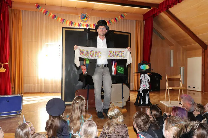 Horst Zuschin alias "MAGIC ZUZE" aus Straßburg zeigte erstmaös seine Zauberkünste im Kultursaal in St. Urban/Simonhöhe.