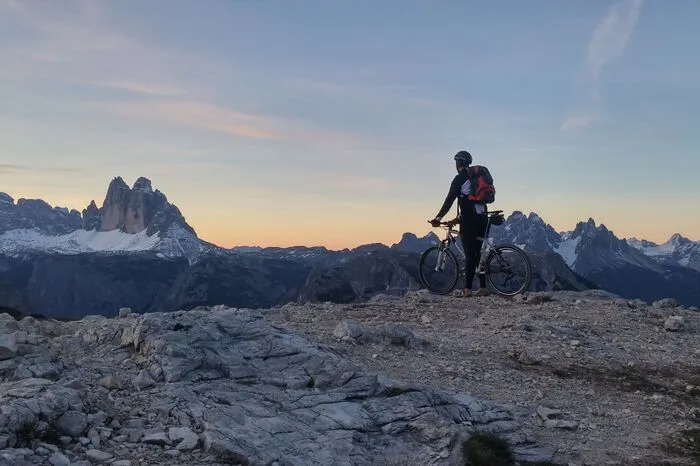 Einer, der die Arbeit seinen Gästen zuliebe gern mal ruhen lässt, um mit ihnen auf Fahrradtour zu gehen, ist Jungbauer Andreas vom Christlrumerhof in Bruneck/Südtirol. Der ausgebildete Bikeguide kennt das Wegenetz des dolomitenumringten Pustertals wie seine Westentasche und zeigt Interessierten alle Strecken und Trails rund um den Kronplatz. Morgens stärken sich Pedalritter beim Frühstück mit hofeigenen Produkten, zudem bereitet die Bäuerin eine Brotzeit für die Tour-Pausen vor. Im Rahmen der Bike-Tage in Südtirol stehen neben Wäscheservice für Sportbekleidung, GPS-Downloads und einer Fahrradwerkstatt vor Ort übrigens auch Bikes zur Verfügung. Auf www.roterhahn.it finden Radfexe über 200 weitere Urlaubsbauernhöfe der Marke „Roter Hahn“ mit kostenlosem Radverleih.