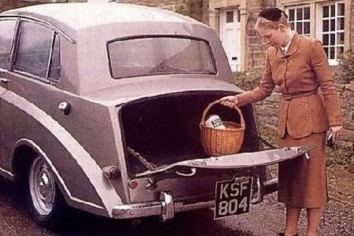 Mit dem Limousinchen Mayflower wollte man 1949 den Habitus der großen Bentleys und Rolls-Royce auf 3,90 Meter Länge komprimieren - und ja, was soll man sagen, so sah der Arme am Ende leider auch aus. Höfliche Zeitgenossen bezeichneten das Design des Mayflower als polarisierend, viele Jahre später schaffte er es auf der Liste des ehemaligen Top-Gear-Moderators James May noch ganz nach vorne auf die Liste der hässlichsten Autos der Welt. Der Misserfolg war vorprogrammiert, dennoch fand der Mayflower einen kleinen, feinen Kundenkreis: Immerhin beförderte der Westentaschen-Rolls-Royce dann doch 343 Mal so viele Käufer wie das gleichnamige Segelschiff anno 1620 Pilgerväter von England nach Amerika: Da steht es 35.000 zu 102.