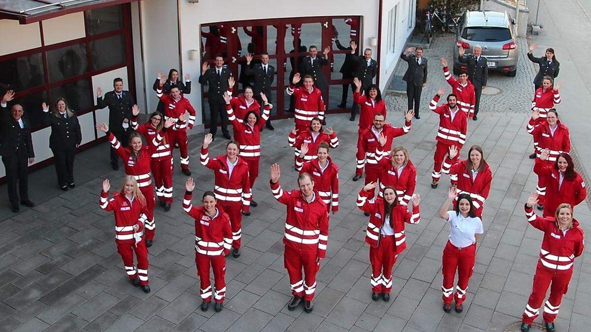 Die neuen Rettungssanitäter mit ihren Ausbildnern, den Prüfern sowie Ausschussmitgliedern der Ortsstellen und Bezirksstellenleiter Egon Kleinlercher