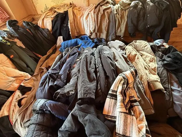 Noch bis Mitte Juni werden die Jacken gelagert, danach werden sie gespendet