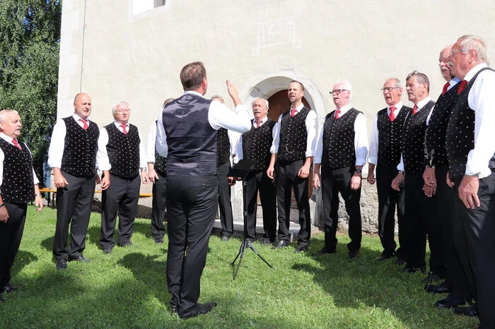 Der MGV Tiffen unter Leitung von Hubert Warmuth und Obmann Karl Gfrerer umrahmten den ökumenischen Gottesdienst.