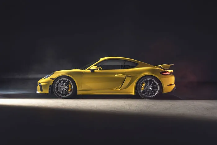 Von seinem Bruder mit verschweißtem Dach bekommt das Cabrio das GT-Fahrwerk spendiert, dazu kommen adaptive Dämpfer, 30 Millimeter Tieferlegung und Torque Vectoring mit mechanischer Hinterachs-Quersperre. Für den GT4 steht außerdem ein optionales Clubsport-Paket zur Verfügung: Es beinhaltet einen rückwärtigen Überrollbügel aus Stahl, einen Handfeuerlöscher und einen Sechspunktgurt für die Fahrerseite.