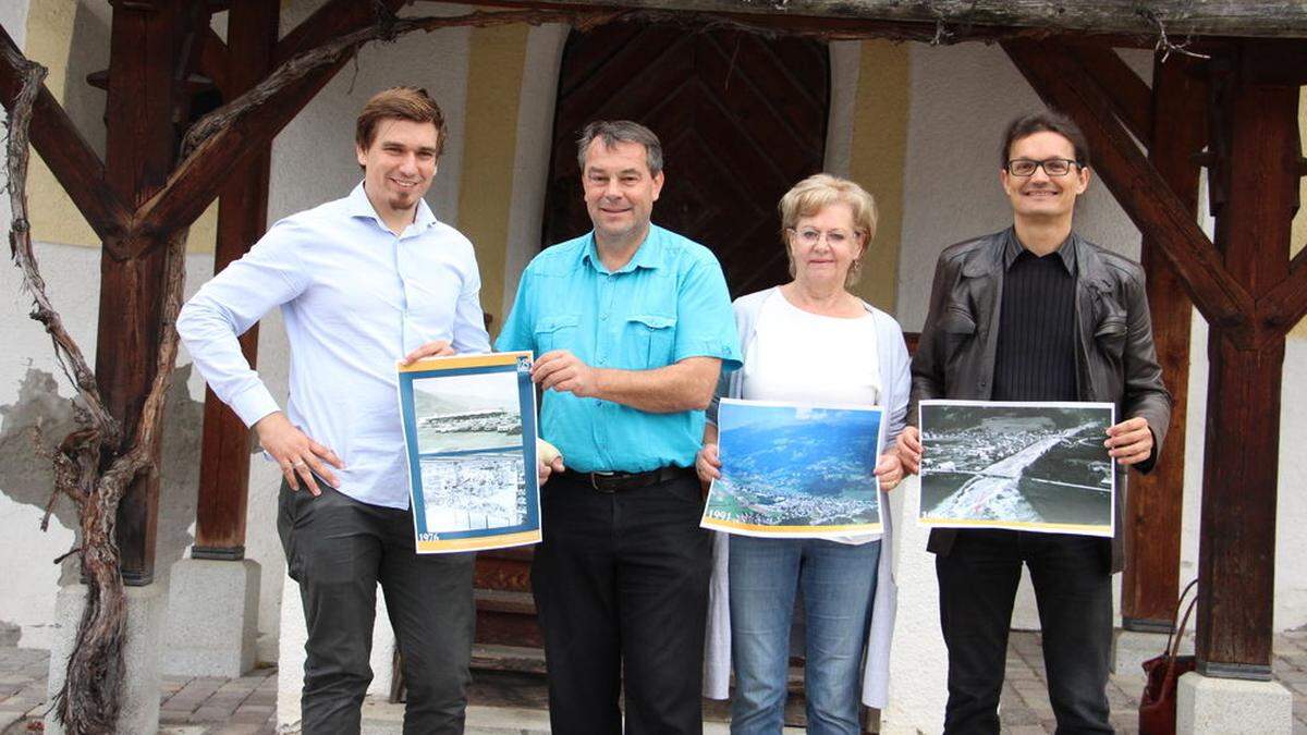 Grafiker Sebastian Lackner, Bürgermeister Pfurner, Vizebürgermeisterin Gertraud Oberbichler und Kurator Kofler mit Entwürfen jener Fotos, die in der Ausstellung professionell präsentiert werden 