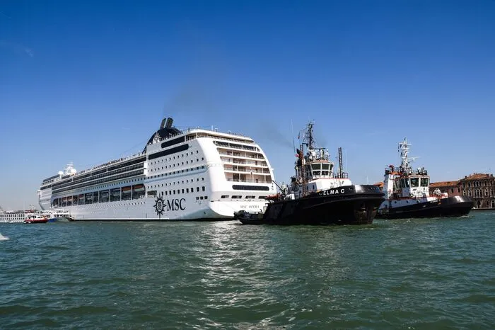Mehrere Menschen könnten ins Wasser gefallen sein. Die Zeitung "Corriere della Sera" berichtete, vier Menschen seien auf dem kleineren Schiff leicht verletzt worden.