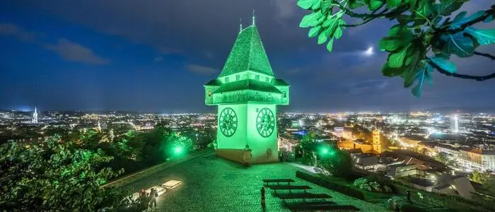 Farbe der Hoffnung: Der Grazer Uhrturm erstrahlt wieder in Grün (Archivfoto)