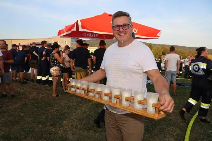 Nach dem Nassbewerb feiertend die Feuerwehren gemeinsam mit zahlreich erschienenen Gästen beim Feuerwehrfest noch bis in die späten Abendstunden