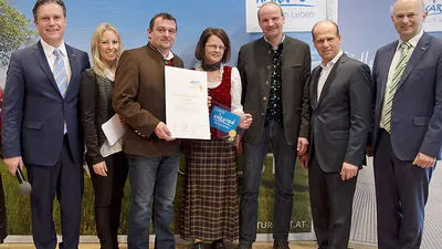 Verleihung des Gütesiegels an die Lammersdorfer Hütte durch (v.r.n.l.): WKK-Hotellerie Vertreter Sigismund Moerisch, Qualitätscoach Sandra Schuster, Pächter der Lammersdorfer Hütte Kurt und Elke Klammer, Obmann Kärntner Almwirtschaftsverein Josef Obweger, Bundesrat Christian Poglitsch  sowie Kärnten Werbung Geschäftsführer Christian Kresse