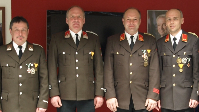 Johann Neubauer (2.v.l.) wurde zum neuen Kommandanten der Feuerwehr Wittmannsdorf gewählt. Neuer KommandantStellvertreter ist Heinz Suppan (l.). Ihre Vorgänger Andreas Kriegl (2.v.r.) und Gerald Gutmann (r.) sind weiter im Vorstand tätig.