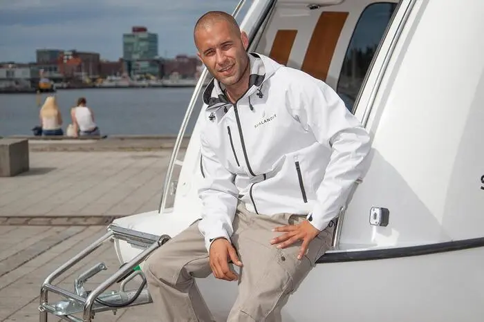 „Boote mit derartigem Komfort und so einer Ausstattung sind im Normalfall 7 bis 8 Meter lang und spielen finanziell in einer ganz anderen Liga“, sagt Daniel Straub. Der 36-jährige Unternehmer ist seit sechs Jahren jede Saison mit seinem „Sealander“ unterwegs. Das Interesse an dem Gefährt ist riesig, wie der Deutsche sagt. 