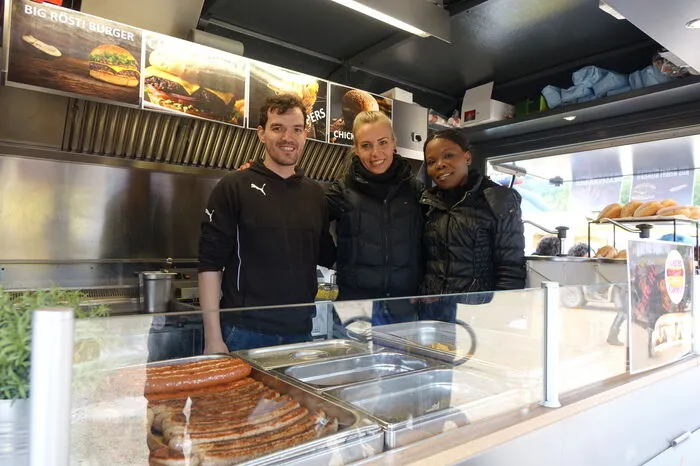 Das Team in dem Burgerwagen ist eingespielt und nach ein paar Handgriffen sind frische Burger fix und fertig. „Wir machen alles frisch“, wird den Hungrigen noch mit auf den Weg gegeben.