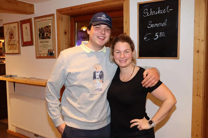 Der Geschäftsführer der Skilifte Simonhöhe Paul Kogler mit der "Jausenstation-Wirtin" Victoria Stubinger.
